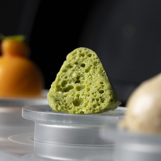 The fifth course of the vegetarian Eatrenalin menu 'Green Dimensions' True explosions of flavour await you in the room 'Taste'.