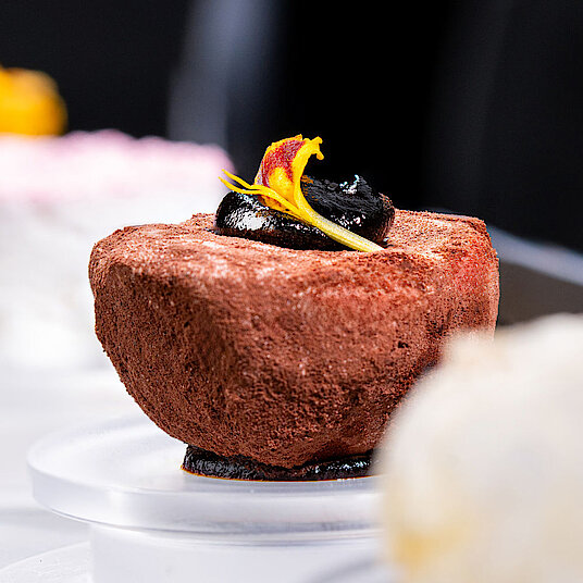 The fifth course of the Eatrenalin menu 'Red Dimensions' True explosions of flavour await you in the room 'Taste'.