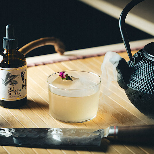 Cocktail "Monozukuri" – ein Gesamtkunstwerk aus einem Drink, dekoriert mit einer zarten Blume