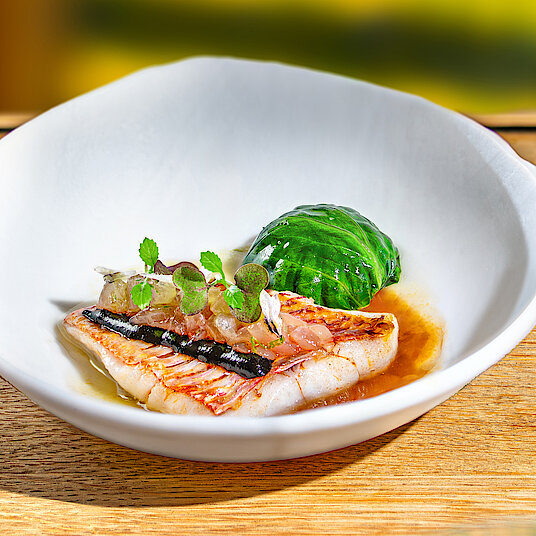 The sixth course of the Eatrenalin menu 'Red Dimensions' In the room 'Umami', we will show you the fifth dimension of Asia.