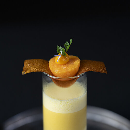 The first course of the Eatrenalin menu 'Red Dimensions' In the lounge, the course 'Indulgent introduction' awaits you.