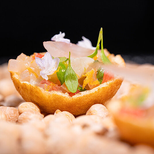 The second course of the Eatrenalin menu 'Red Dimensions' In the room 'Waterfall', the course 'A ritual for your palate' awaits you.