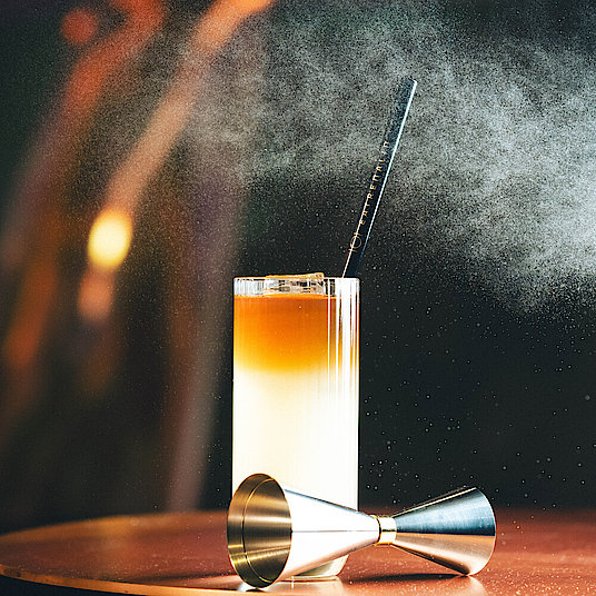 Cocktail "Ginger Jerry" – un mélange épicé de rhum, gingembre et pomme