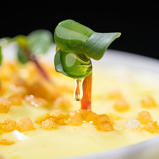 The sixth course of the Eatrenalin menu 'Red Dimensions' In the room 'Umami', we will show you the fifth dimension of Asia.