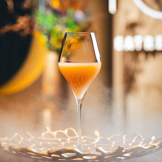 Cocktail "Bellini", bestehend aus Schaumwein und weißem Pfirisch